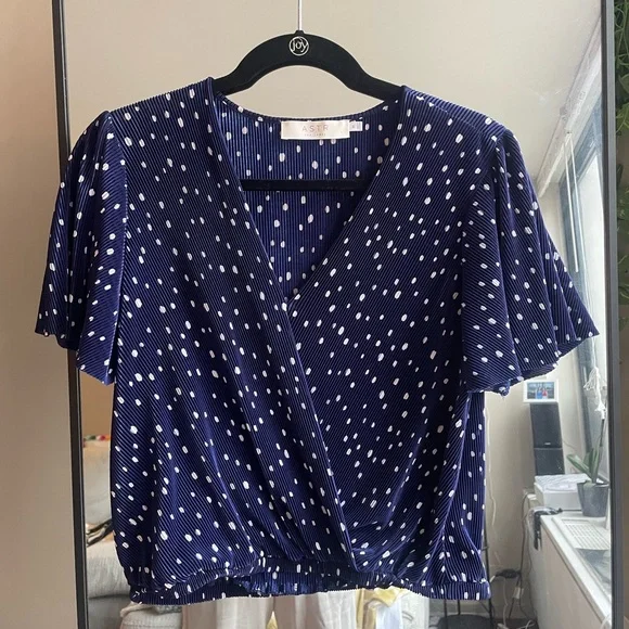 ASTR The Label Pleated Short Sleeve V Neck Blouse Top - Picture 3 of 5